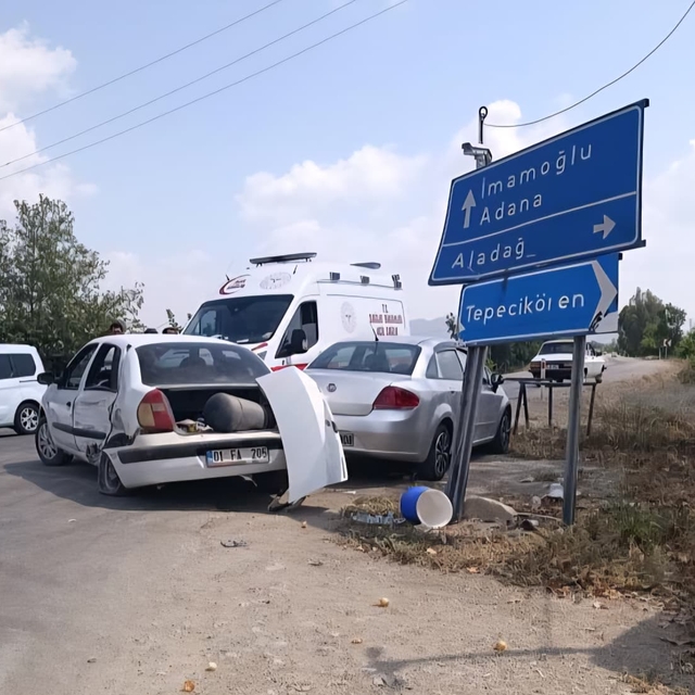 Kavşakta otomobillerin çarpıştığı kaza kamerada; biri bebek 4 yaralı