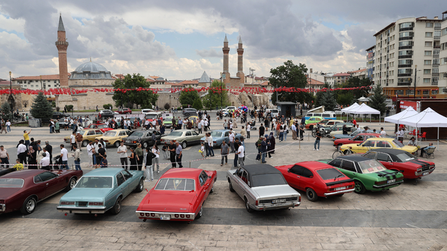 Sivas'ta klasik otomobiller sergilendi