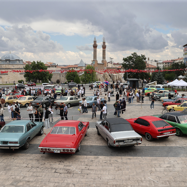 Sivas'ta klasik otomobiller sergilendi