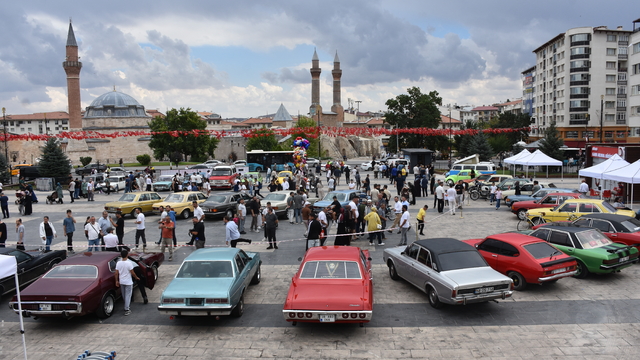 Sivas'ta klasik otomobil fuarı açıldı