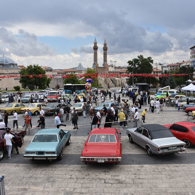 Sivas'ta klasik otomobil fuarı açıldı