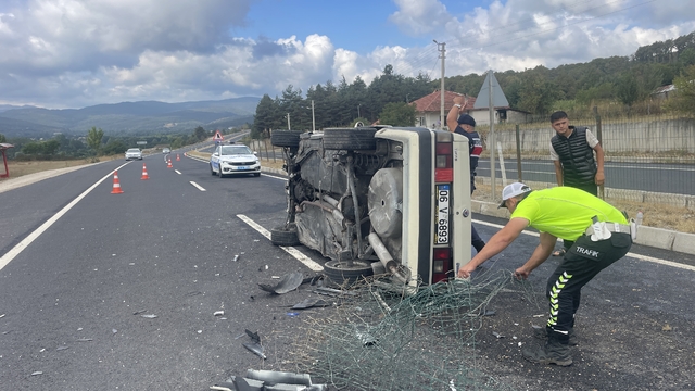 Bolu'da devrilen otomobildeki 3 kişi kazadan yara almadan kurtuldu
