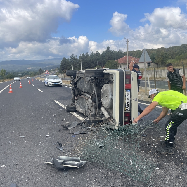 Bolu'da devrilen otomobildeki 3 kişi kazadan yara almadan kurtuldu