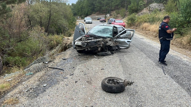Uşak'ta iki otomobilin çarpıştığı kazada 3 kişi yaralandı