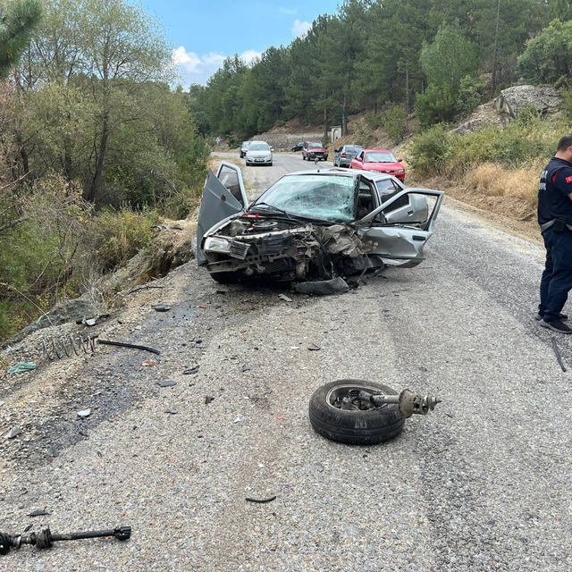 Uşak'ta iki otomobilin çarpıştığı kazada 3 kişi yaralandı