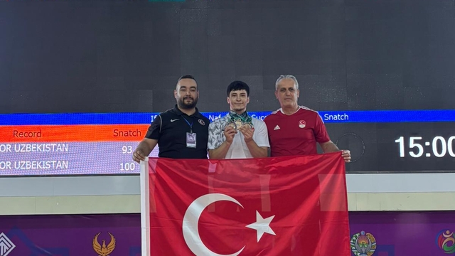 Milli halterci Adem Algül, Özbekistan'da şampiyon olarak Türkiye rekoru kırdı