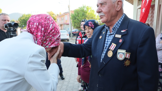 Bakan Göktaş'tan, evliliklerinde 48 yılı geride bırakan Bulut çiftine ziyaret
