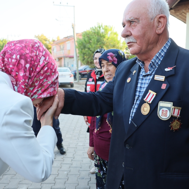 Bakan Göktaş'tan, evliliklerinde 48 yılı geride bırakan Bulut çiftine ziyar...