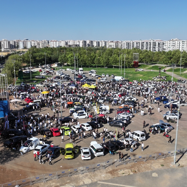 Modifiye araç tutkunları Diyarbakır'da düzenlenen festivalde bir araya geld...