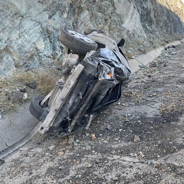 Bingöl'de devrilen otomobildeki 3 kişi yaralandı