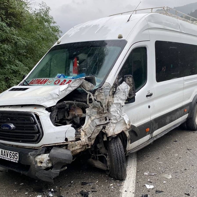 Giresun'da iki minibüsün çarpışması sonucu 10 fındık işçisi yaralandı
