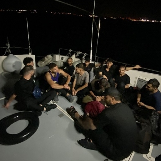 İzmir açıklarında 11 düzensiz göçmen yakalandı