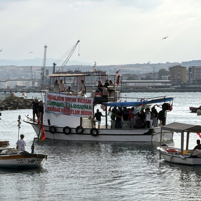 Tekirdağ'da balıkçı ve yelkenliler, Sumud filosuna destek için denize açıld...