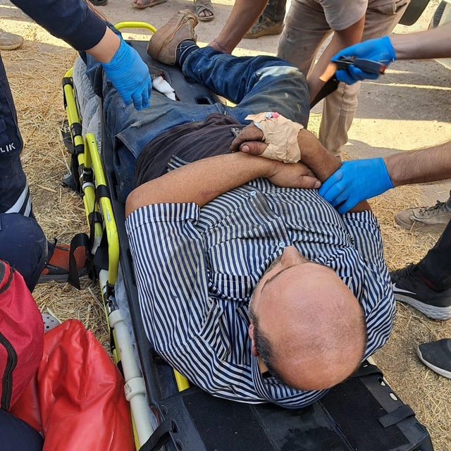 Yem karma makinesine düşen işçiyi itfaiye kurtardı