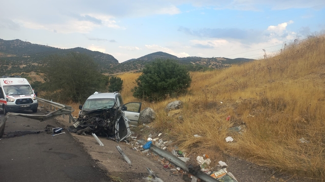 Uşak'ta bariyerlere çarpan hafif ticari araçtaki 4 kişi yaralandı