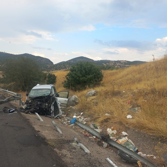 Uşak'ta bariyerlere çarpan hafif ticari araçtaki 4 kişi yaralandı