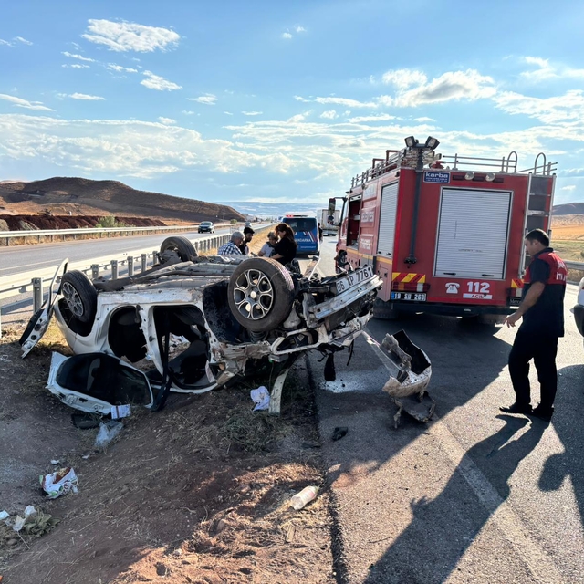 Çorum'da devrilen otomobildeki 2'si ağır 3 kişi yaralandı