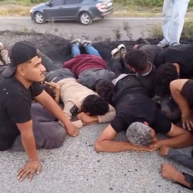 Koyun sürüsüne çarpıp, su kanalına düşen otomobilden 14 kaçak göçmen çıktı