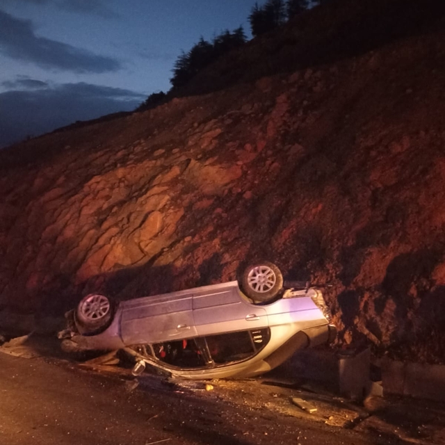 Isparta'da şarampole devrilen otomobildeki 2 kişi yaralandı