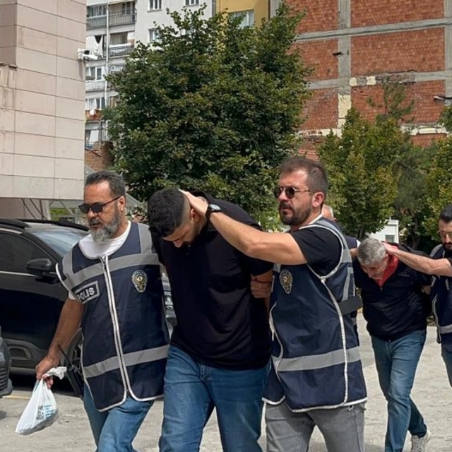 Eskişehir'de ambulans görevlilerini tehdit ettikleri öne sürülen baba oğul...