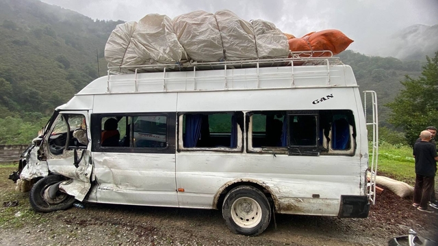 Giresun'da 2 minibüs çarpıştı; 10 tarım işçisi yaralandı
