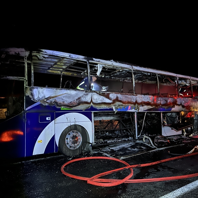 Van'da seyir halindeki yolcu otobüsü yandı