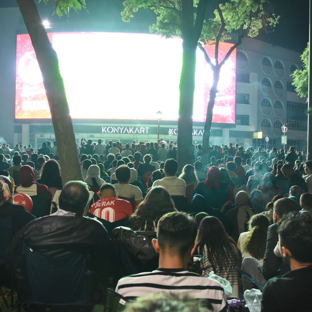 Konya'da Türkiye-İspanya maçı dev ekranlardan izlendi