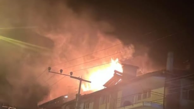 Burdur'da çatıda başlayan ve daireye sıçrayan yangın söndürüldü