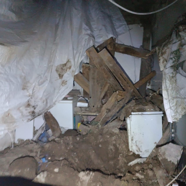 Erzurum'da bir evde göçük; anne ile 2 çocuğu ağır yaralı