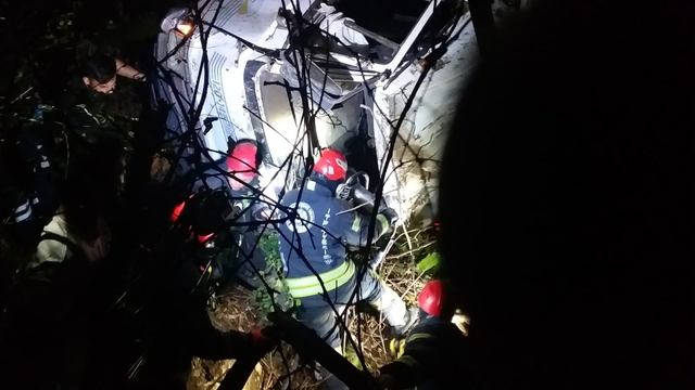 Kocaeli'de şarampole yuvarlanan meyve yüklü kamyonun şoförü ağır yaralandı