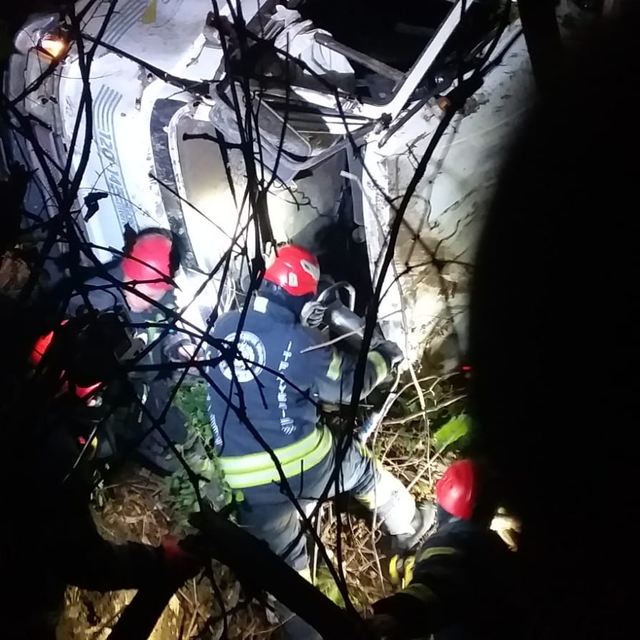 Kocaeli'de şarampole yuvarlanan meyve yüklü kamyonun şoförü ağır yaralandı