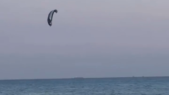 Mersin'de 2 ayrı paraşüt kazası; biri tabelaya takıldı, diğeri denize düştü