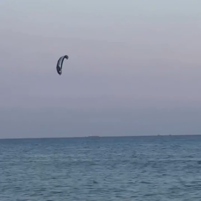 Mersin'de 2 ayrı paraşüt kazası; biri tabelaya takıldı, diğeri denize düştü
