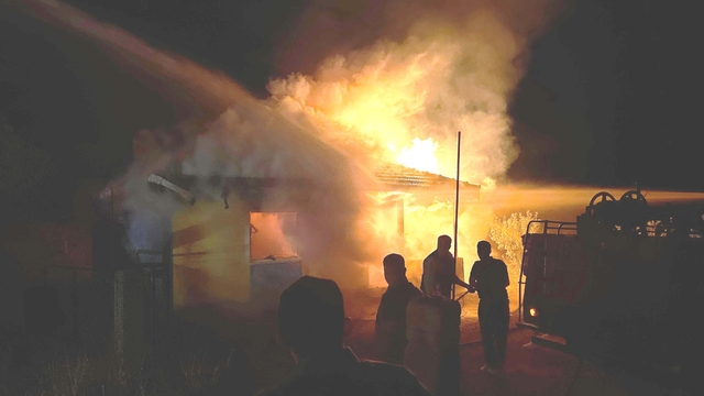 Sünnet düğününün düzenlediği bağ evinde çıkan yangın, ormana sıçramadan söndürüldü