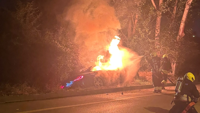 Yoldan çıkan otomobil alev aldı