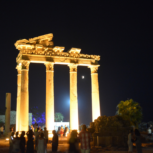 Apollon Tapınağı'nda kanlı ay tutulmasını izlediler