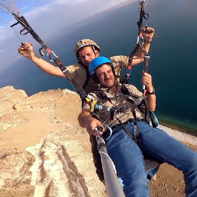 Yamaç paraşütü tutkunları, Van semalarında uçtu