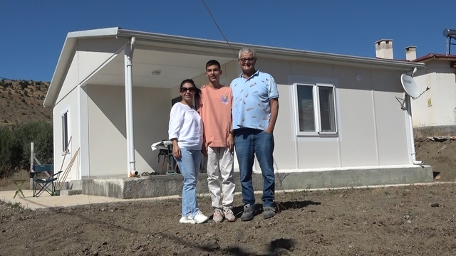 Eski manken Engin Koç, Sivas'taki köy evinde