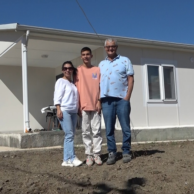 Eski manken Engin Koç, Sivas'taki köy evinde