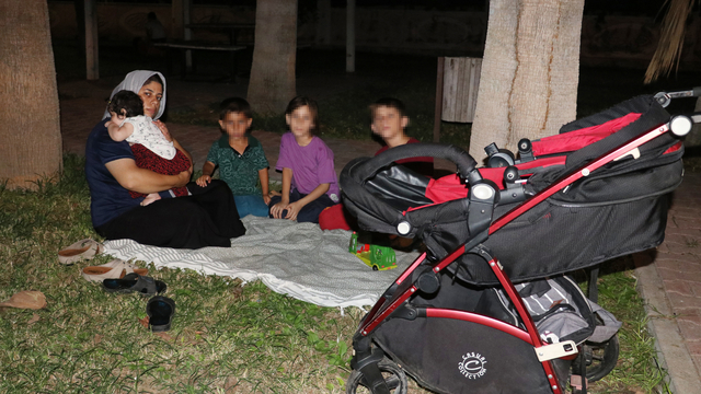 Evini lağım suyu bastı, 4 çocuğuyla sokakta kaldı