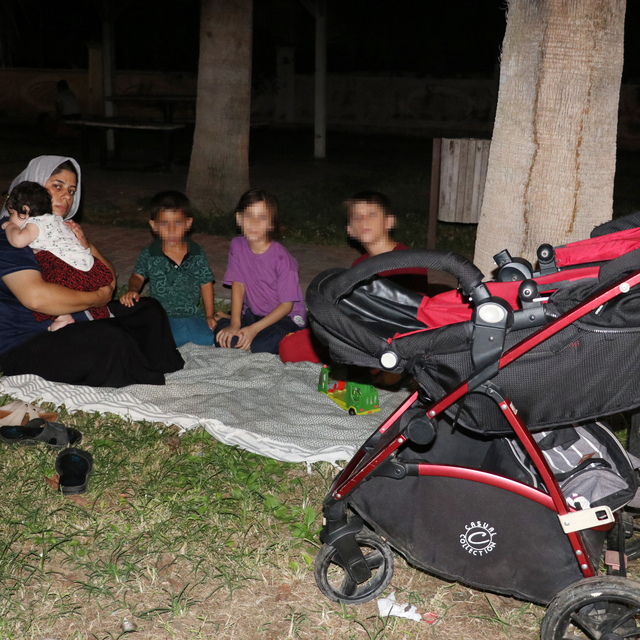 Evini lağım suyu bastı, 4 çocuğuyla sokakta kaldı