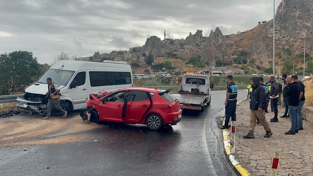Turistleri taşıyan minibüs ile otomobil çarpıştı: 6 yaralı