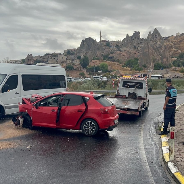 Turistleri taşıyan minibüs ile otomobil çarpıştı: 6 yaralı