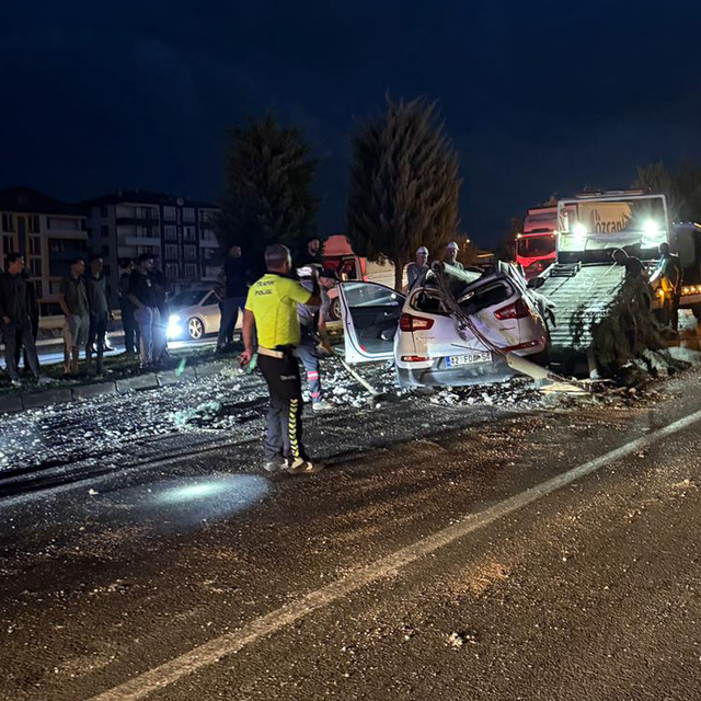 Nevşehir'de aydınlatma direğine çarpan otomobilin sürücüsü yaralandı