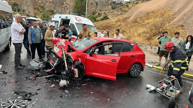 Nevşehir'de çarpışan otomobil ile tur minibüsündeki 6 kişi yaralandı