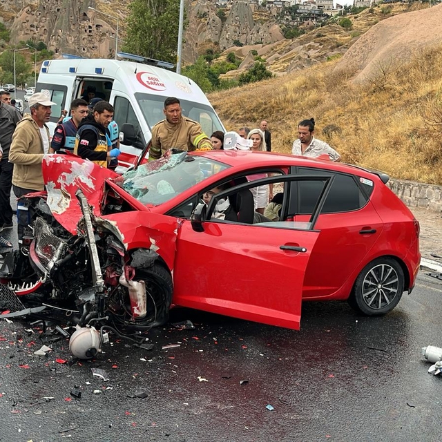 Nevşehir'de çarpışan otomobil ile tur minibüsündeki 6 kişi yaralandı