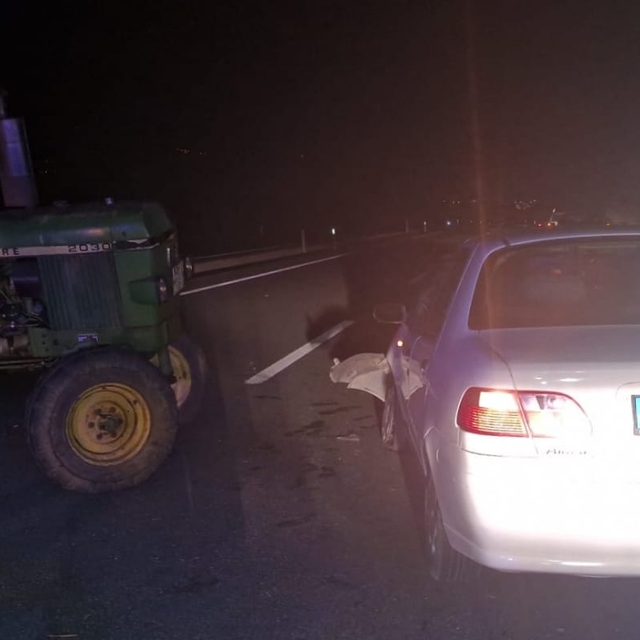 Karabük'te otomobille traktörün çarpıştığı kazada 4 kişi yaralandı