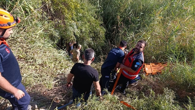 Okula giden öğretmenlerin içinde olduğu otomobil dereye yuvarlandı: 2 yaralı