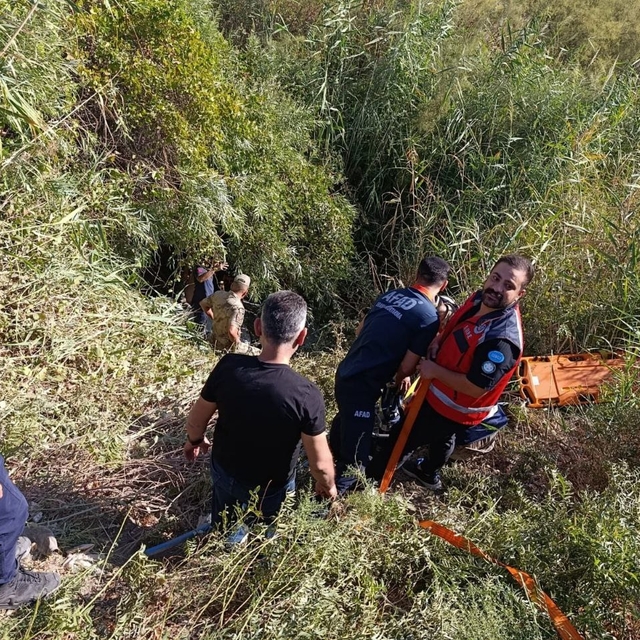 Okula giden öğretmenlerin içinde olduğu otomobil dereye yuvarlandı: 2 yaral...