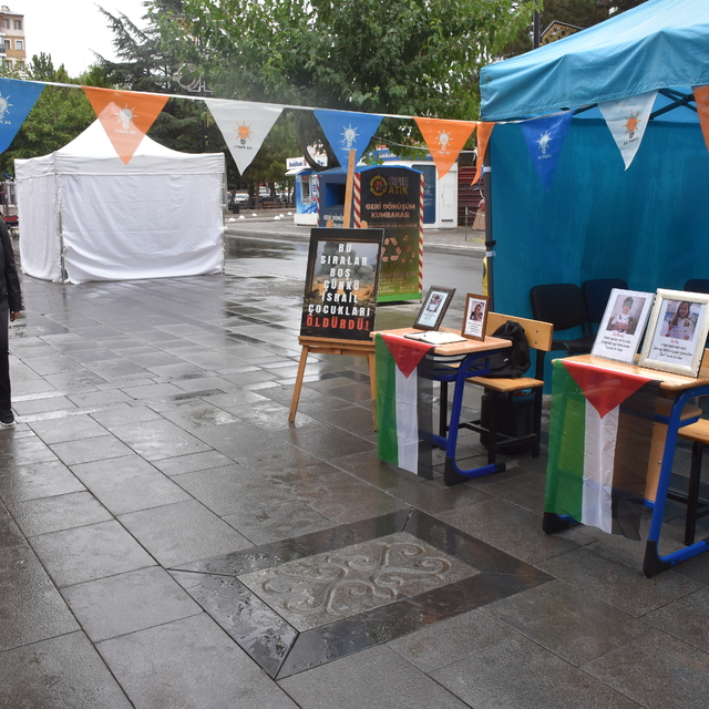 Gazze'de ölen çocuklar için caddeye boş okul sıraları konuldu